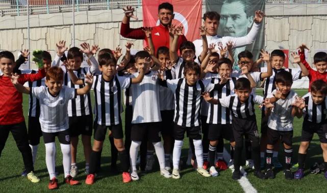 Minik futbolcular İzmit Belediyesi Cumhuriyet Bayramı Futbol Şöleninde doyasıya eğlendi 