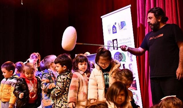 Minikler kukla oyunu izledi