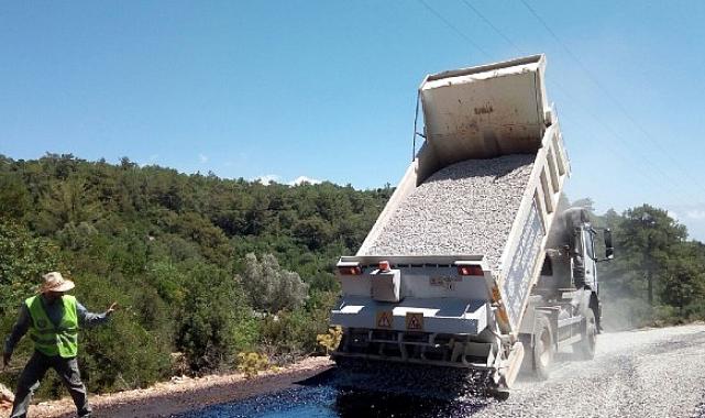 Muğla Büyükşehir Belediyesi 2024 yol programı kapsamında 10 ilçede 184 bin metre yol çalışmasını tamamladı.
