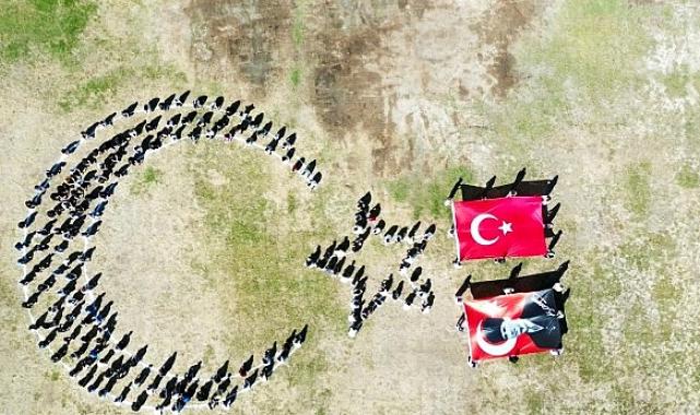 Öğrencilerden Türk bayrağı koreografisi