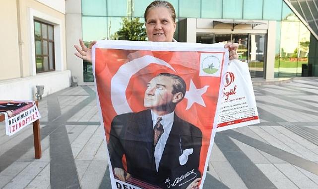 Osmangazi Belediyesi 10 bin Ata Posteri dağıtıyor