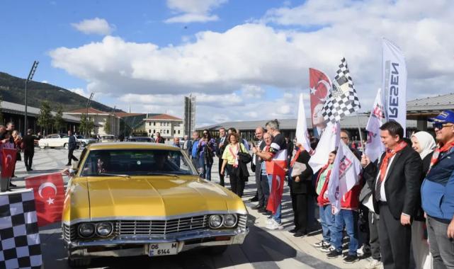 Osmangazi’de klasik otomobiller Başkan Aydın’ın startıyla yola çıktı