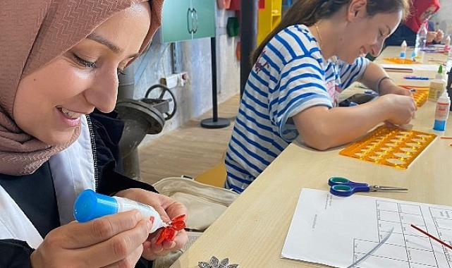 Quilling kâğıtlarını sanata dönüştürdüler