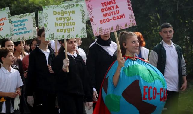 Sakarya’da gençler çöp ve pankartlarla Sapanca Gölü’nden çağrı yaptı