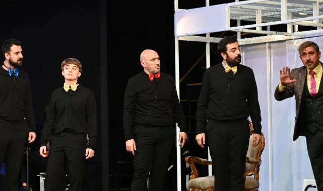 “Süleyman ve Öbürsüler” tiyotro oyununun prömiyeri Bursa’da gerçekleşti