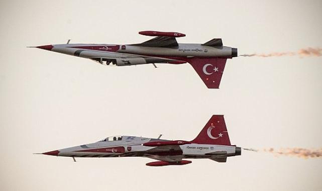 Türk Yıldızları 29 Ekim provasında göz doldurdu