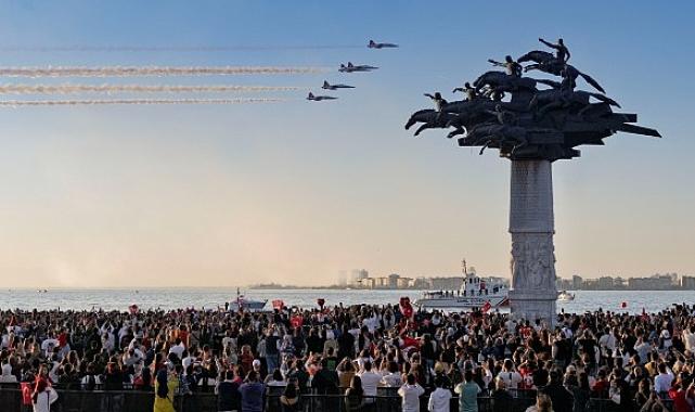 Türk Yıldızları gökyüzünü kırmızı beyaza boyadı