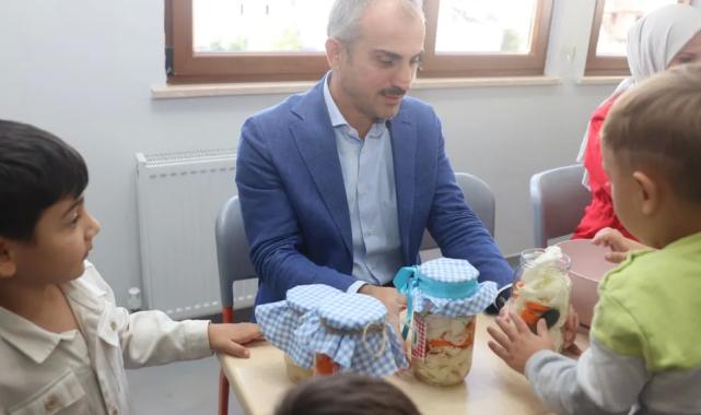 Turşuları Çayırovalı minikler kurdu