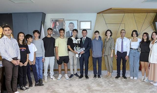 Üniversite ve Liseli gençlerden Başkan Önal’a teşekkür ziyareti
