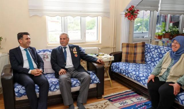 Vali Aygöl, ‘Gazi’ Demirbaş’ı evinde ziyaret etti