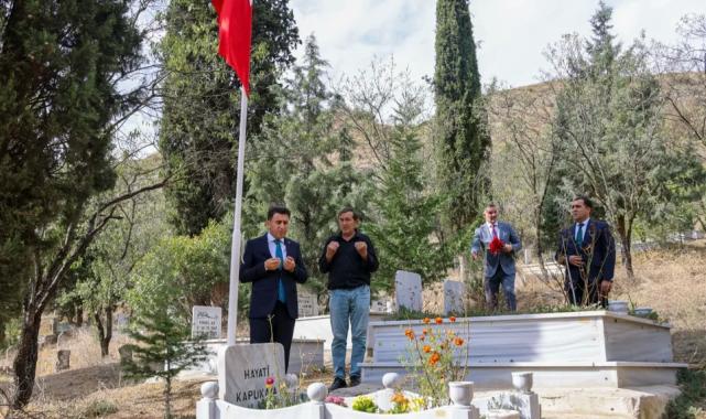 Vali Aygöl Şehit öğretmen Hayati Kapukaya’yı mezarı başında dualarla andı