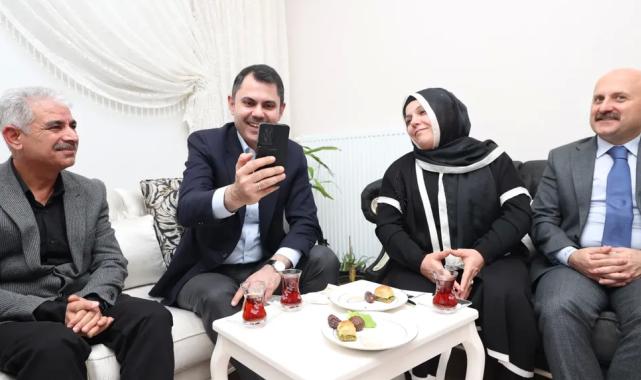 Adıyaman’da depremzede öğretmene ziyaret… Bakan Kurum: İnsan yetiştirmek daha değerli