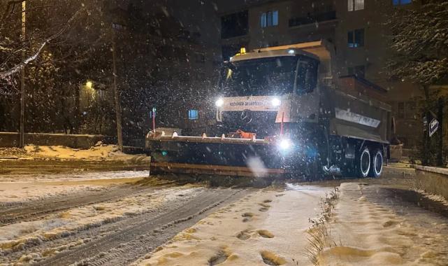Ankara Keçiören’de ekipler yolları tuzlamaya devam