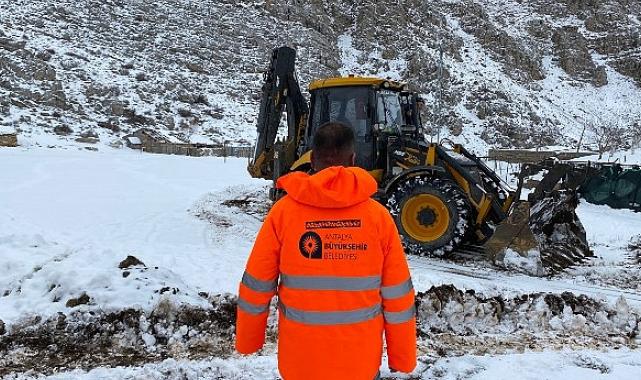 Antalya Büyükşehir Belediyesi Akseki’de karda mahsur kalan 3 aileyi kurtardı