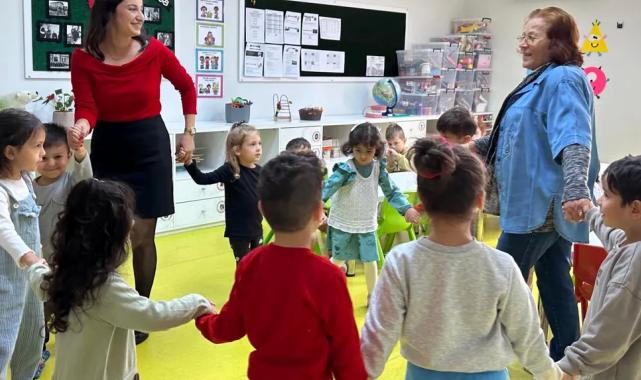 Antalya Muratpaşa’da emekli öğretmenlerden miniklere sürpriz