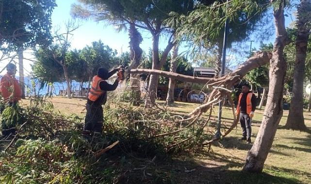 Antalya’da fırtına mesaisi