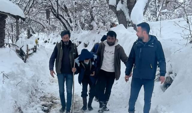 Artvin Ardanuç’ta İl Özel İdare ekipleri yaşlı hastaya ‘nefes’ oldu