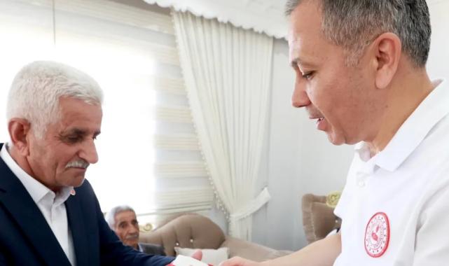 Bakan Yerlikaya Hakkari ziyaretinden paylaştığı fotoğraflarla şehitleri andı