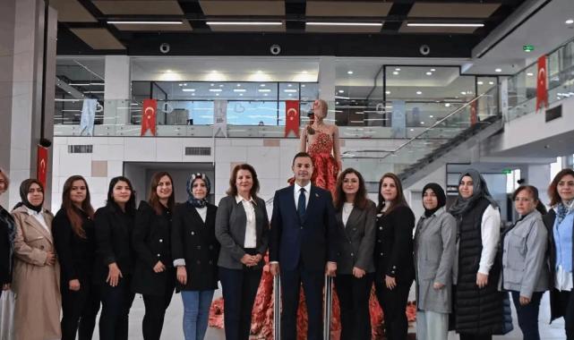 Balıkesirli kadınlardan 10 bin 10 çınar yaprağından gelinlik