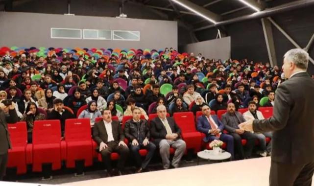 Başkan Ömeroğlu Kariyer Günleri’nde öğrencilerle buluştu.