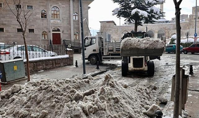 Belediye Caddesi ve Ana Arterlerde Kar Temizliği yapılıyor