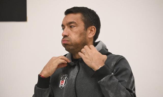 Beşiktaş Giovanni van Bronckhorst ile yollarını ayırdığını duyurdu!