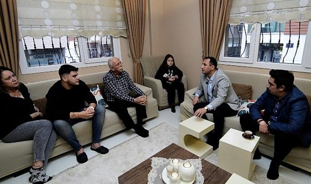 Bornova’da Başkan Eşki’den samimi ev ziyareti “Sadece hizmet değil, gönül bağı kurmak da önemli”