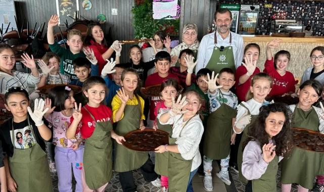 Bursa Gürsu’da minikler eğlenerek kurabiye yaptı