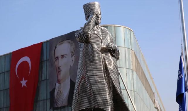 Bursa Kent Meydanı’nda ‘Atatürk Heykeli’