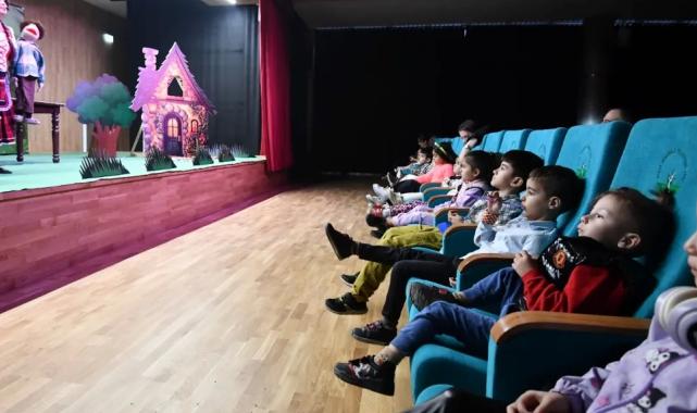 Bursa Osmangazi Gösteri Merkezi’nde ilk oyun sahnelendi