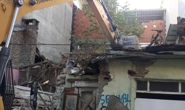 Bursa Osmangazi’de tehlikeli metruklar yıkıldı