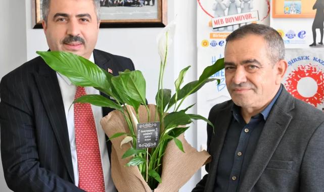 Bursa Yıldırım’da 42 yıllık eğitimcinin son mesaisine sürpriz veda