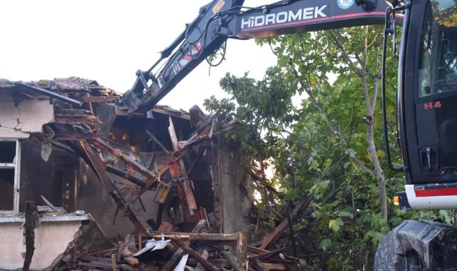 Bursa Yıldırım’da risk taşıyan metruk yapılar yıkılıyor