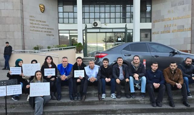 Bursa’da mülakat mağduru öğretmenlerden Milli Eğitim önünde eylem