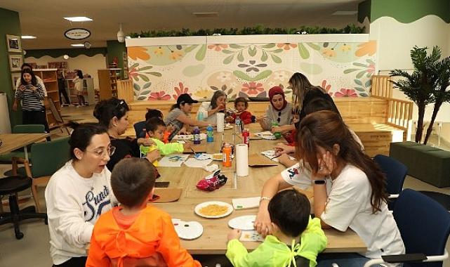 Büyükşehir Oyuncak Kütüphanesinde, Anne ve Çocuklar Birlikte Eğleniyor