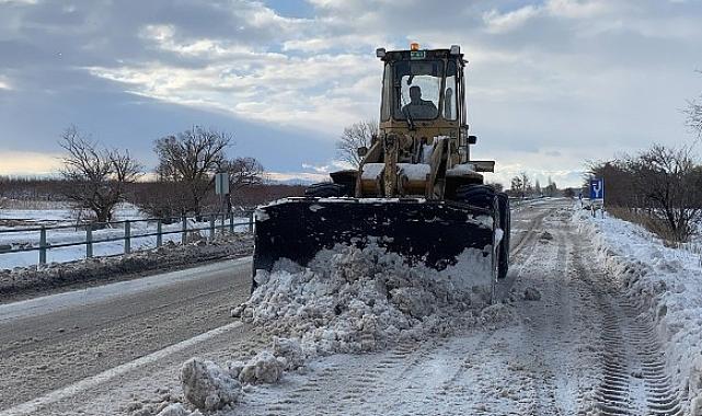 Çumra Belediyesi, kar yağışı dolayısıyla yol açma ve tuzlama çalışması yaptı