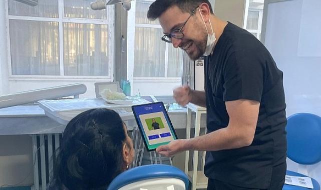 “Diş Hekimimi Duyuyorum” uygulaması işitme engelli bireylerin kullanımına sunuldu