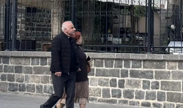 Diyarbakır Valisi korumasız halkın arasına karıştı