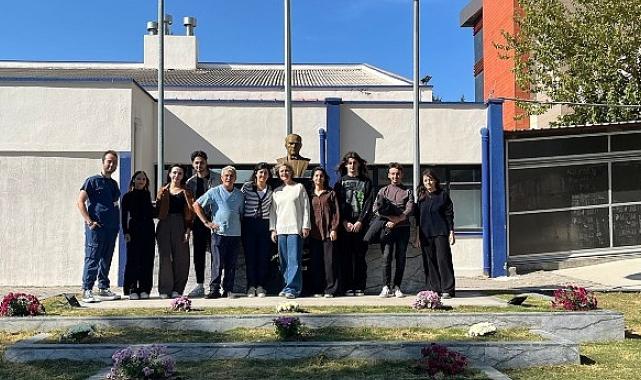 Egeli genç Diş Hekimleri Atatürk büstünü çiçeklendirdiler
