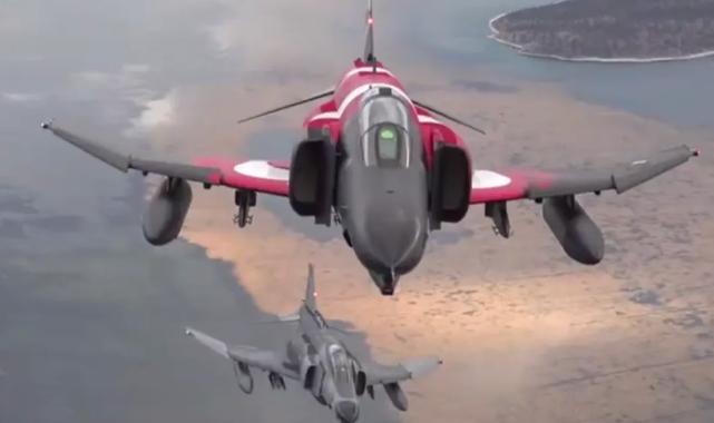 F4-E Phantom savaş uçağı 50. yıla özel havalandı