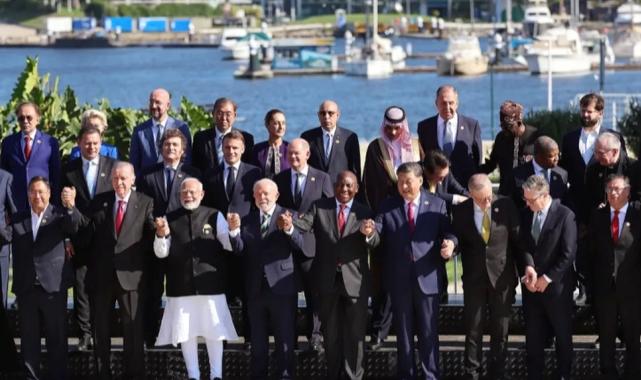 G20’de aile fotoğrafında el ele poz