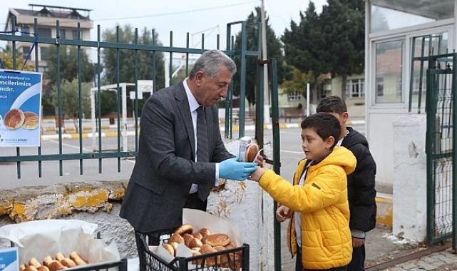 Güzelbahçe Belediyesi’nden öğrencilere süt ve pohaça