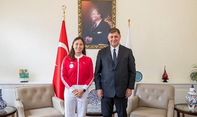 İlklere imza atan İzmirli yüzücü Başkan Tugay’la buluştu