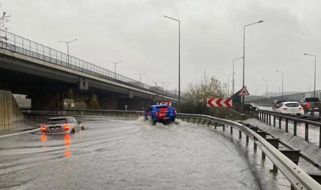 İstanbul TEM’de suya gömülen araçlar kurtarıldı