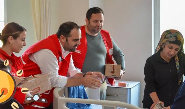 İzmir Konak’ta Kızılay hasta çocukları sevindirdi