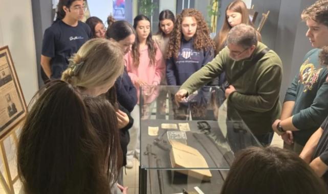 İzmir’de ‘Cumhuriyet ve Atatürk’ sergisine büyük ilgi