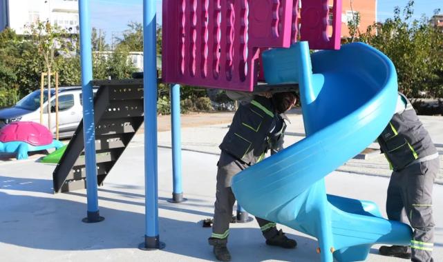 Kocaeli Çayırova’da yeni yapılan parkta oyun grubu montajı tamam