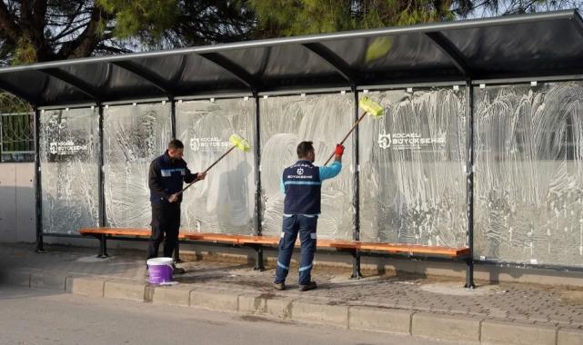 Kocaeli’de duraklar periyodik olarak temizleniyor