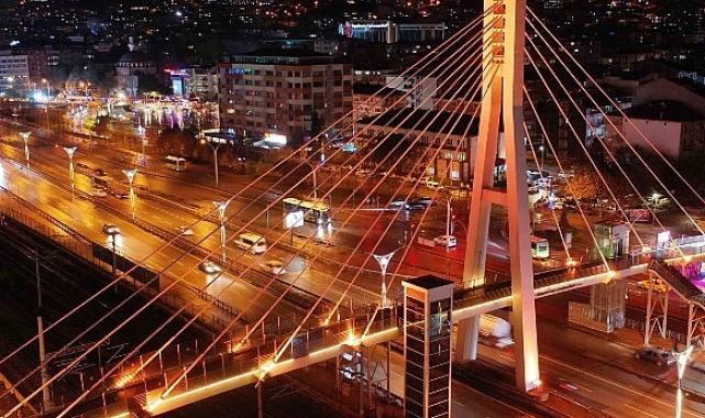 Kocaeli’de üst geçitler turuncuya büründü