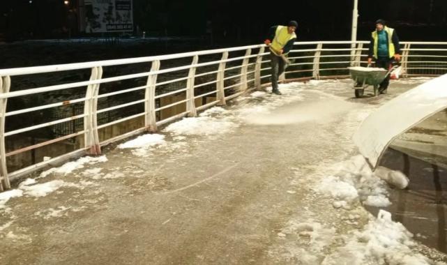 Kocaeli’nde üst geçitlere buzlanma müdahalesi
